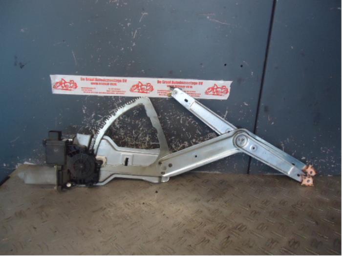 Window mechanism 2-door, front right from a Opel Astra G (F67) 2.2 16V 2002