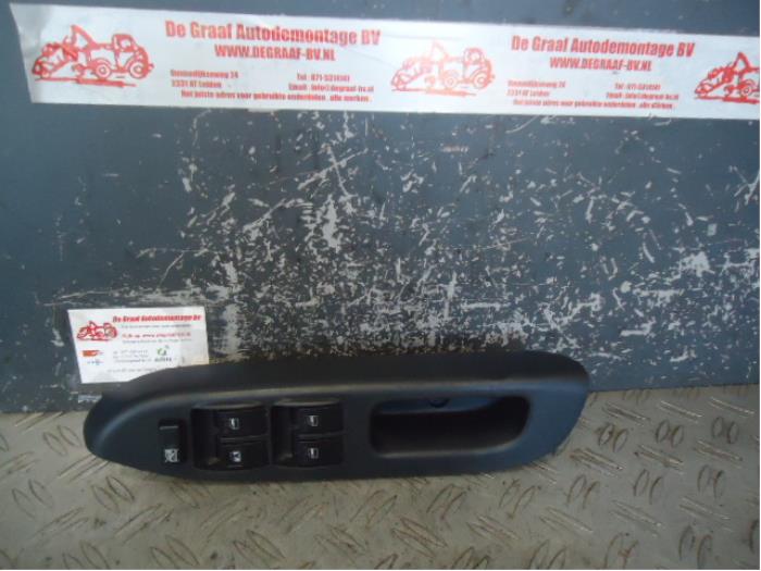 Używane Przelacznik combi okienny Daihatsu Trevis 1.0 12V DVVT Cena € 30,00 Procedura marży oferowane przez de Graaf autodemontage B.V.