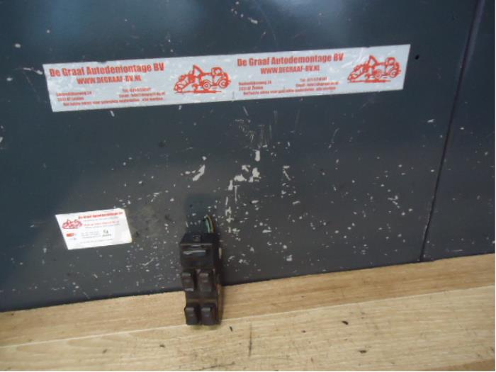 Usados Interruptor combinado de ventanillas Mazda 323F Precio € 25,00 Norma de margen ofrecido por de Graaf autodemontage B.V.