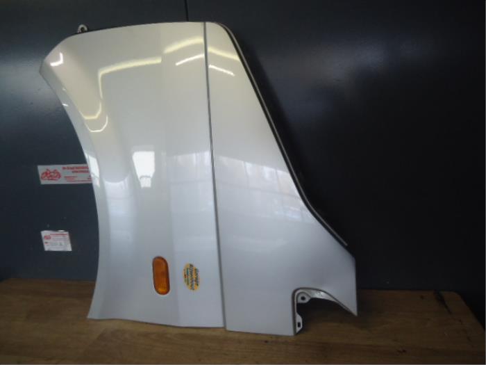 Front wing, left from a Volkswagen Transporter T5 2.5 TDi 2003