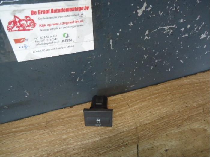 Usados Interruptor ESP Ford Transit Precio € 10,00 Norma de margen ofrecido por de Graaf autodemontage B.V.