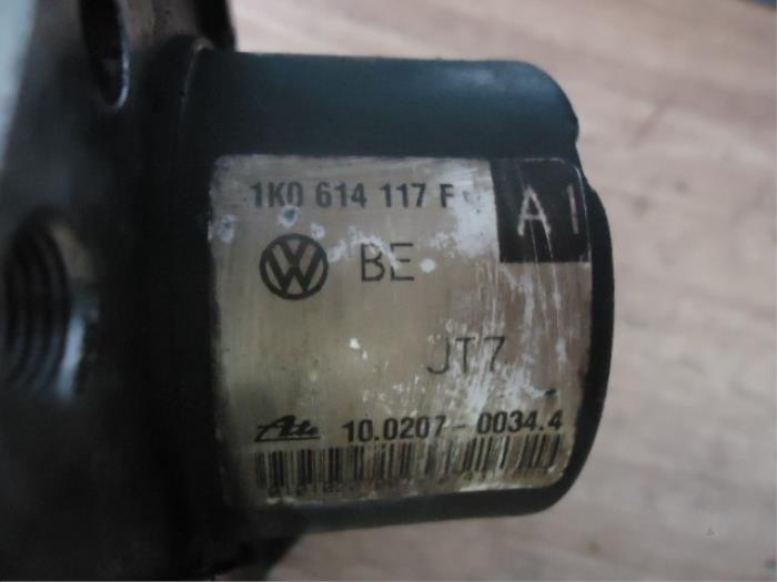 ABS Pumpe van een Volkswagen Golf V (1K1) 1.4 16V 2004