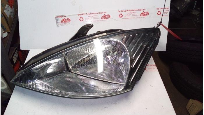 Headlight, left from a Ford Focus 1 Wagon 1.6 16V 2000