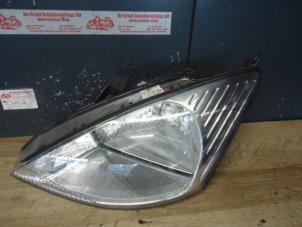 Used Headlight, left Ford Focus 1 Wagon 1.6 16V Price on request offered by de Graaf autodemontage B.V.