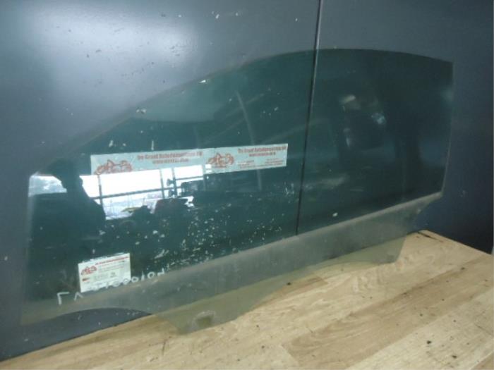 Ventanilla de puerta de 2 puertas izquierda de un Seat Ibiza IV SC (6J1)  2010