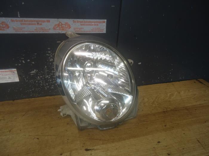 Używane Reflektor prawy Daihatsu Trevis 1.0 12V DVVT Cena € 125,00 Procedura marży oferowane przez de Graaf autodemontage B.V.