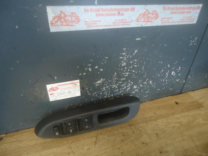 Usados Interruptor combinado de ventanillas Daihatsu Trevis 1.0 12V DVVT Precio € 30,00 Norma de margen ofrecido por de Graaf autodemontage B.V.