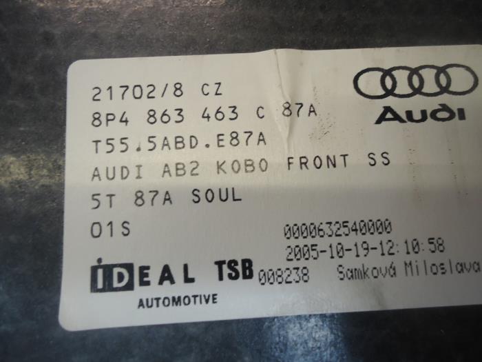 Boot mat from a Audi A3 Sportback (8PA) 2.0 FSI 16V 2005