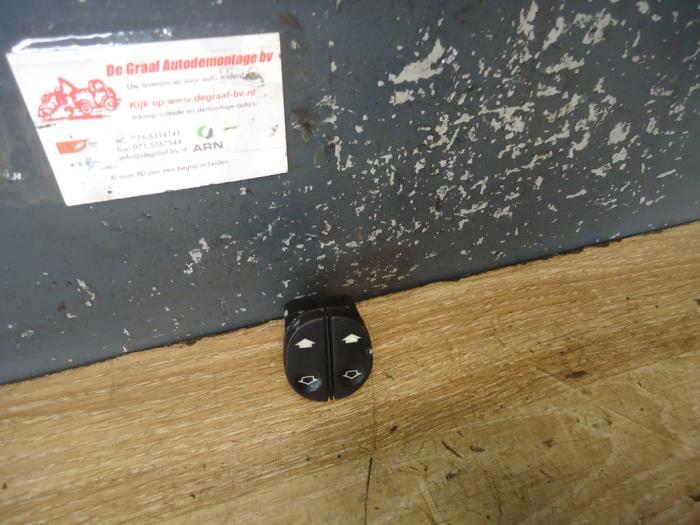 Usados Interruptor combinado de ventanillas Ford Fiesta 5 (JD/JH) 1.4 16V Precio € 15,00 Norma de margen ofrecido por de Graaf autodemontage B.V.