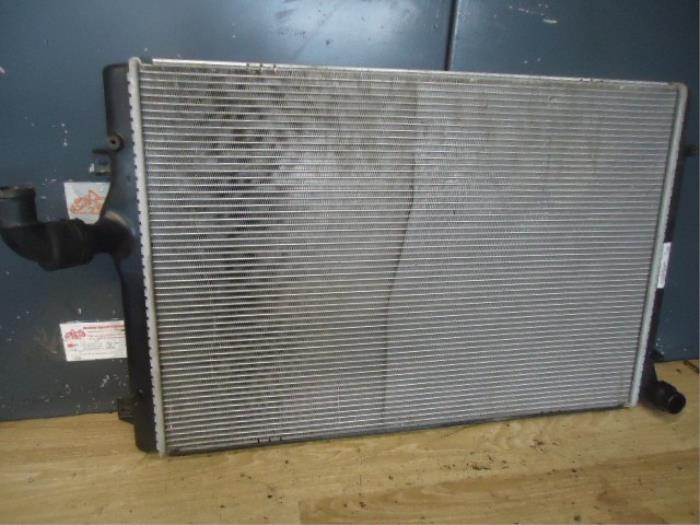 Usagé Radiateur Volkswagen Golf Prix € 35,00 Règlement à la marge proposé par de Graaf autodemontage B.V.