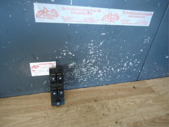 Usados Interruptor combinado de ventanillas Kia Carens II (FJ) 1.6i 16V Precio € 25,00 Norma de margen ofrecido por de Graaf autodemontage B.V.