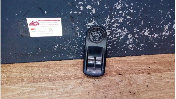 Usados Interruptor combinado de ventanillas Opel Vivaro 1.9 DI Precio € 25,00 Norma de margen ofrecido por de Graaf autodemontage B.V.