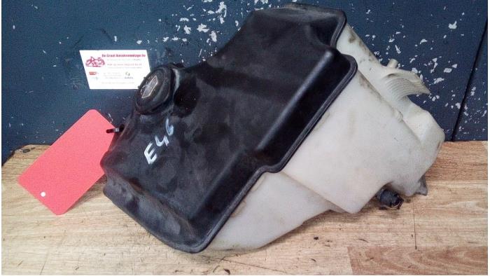 Front windscreen washer reservoir from a BMW 3-Serie 2003