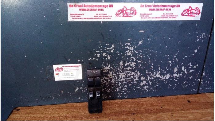 Usados Interruptor combinado de ventanillas Opel Agila (B) 1.2 16V Precio € 30,00 Norma de margen ofrecido por de Graaf autodemontage B.V.
