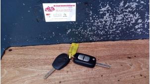 Used Key Renault Clio III (BR/CR) 1.2 16V 75 Price € 50,00 Margin scheme offered by de Graaf autodemontage B.V.