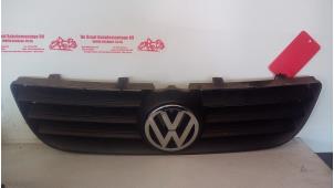 Używane Grill Volkswagen Polo IV (9N1/2/3) 1.2 Cena € 25,00 Procedura marży oferowane przez de Graaf autodemontage B.V.