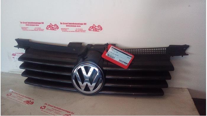 Używane Grill Volkswagen Bora (1J2) 2.0 Cena € 30,00 Procedura marży oferowane przez de Graaf autodemontage B.V.