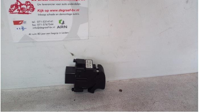 Usados Interruptor de ventanilla eléctrica Toyota Corolla Verso (R10/11) 1.8 16V VVT-i Precio € 15,00 Norma de margen ofrecido por de Graaf autodemontage B.V.