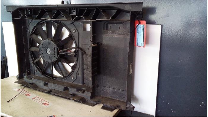 Motor de aleta de refrigeración de un Peugeot 308 (4A/C) 1.6 VTI 16V 2011