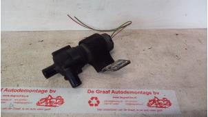 Używane Dodatkowa pompa wodna Mercedes C (W202) 1.8 C-180 16V Cena € 25,00 Procedura marży oferowane przez de Graaf autodemontage B.V.