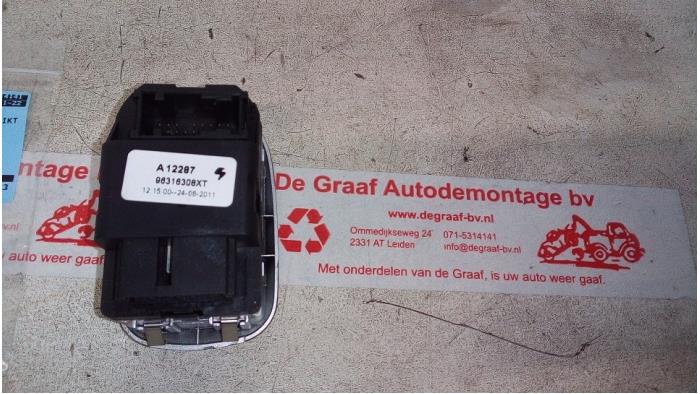 Multi-functional window switch from a Peugeot 206+ (2L/M) 1.4 XS 2011