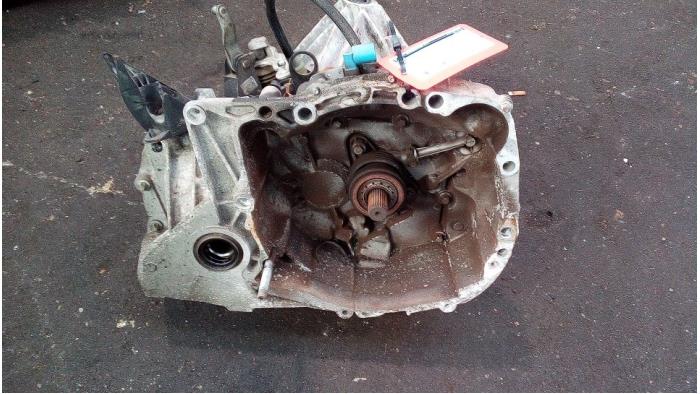 Used Gearbox Renault Clio III (BR/CR) 1.2 16V 75 Price € 150,00 Margin scheme offered by de Graaf autodemontage B.V.