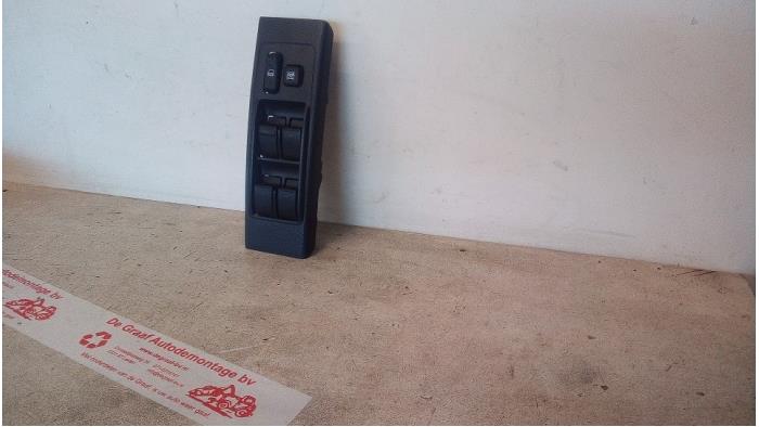 Usados Interruptor combinado de ventanillas Toyota Corolla Verso (R10/11) 2.2 D-4D 16V Cat Clean Power Precio € 45,00 Norma de margen ofrecido por de Graaf autodemontage B.V.
