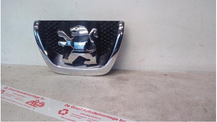 Begagnade Emblem Peugeot 207/207+ (WA/WC/WM) 1.4 16V VTi Pris € 20,00 Marginaltabell erbjuds av de Graaf autodemontage B.V.