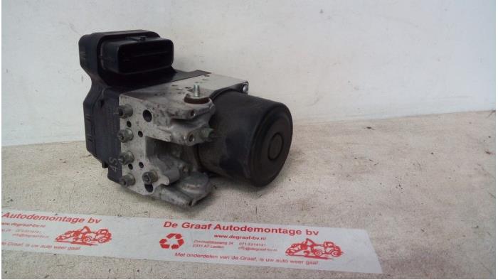 Używane Pompa ABS Lexus LS (F4) 430 4.3 32V VVT-i Cena € 150,00 Procedura marży oferowane przez de Graaf autodemontage B.V.