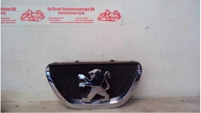 Używane Emblemat Peugeot 107 Cena € 25,00 Procedura marży oferowane przez de Graaf autodemontage B.V.