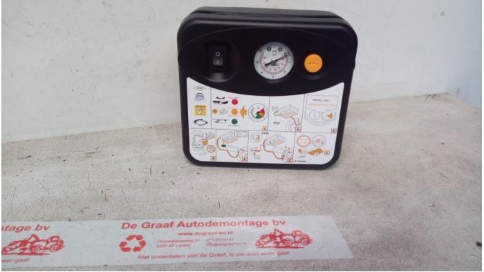 Begagnade Däckpump Renault Clio IV (5R) 0.9 Energy TCE 90 12V Pris € 30,00 Marginaltabell erbjuds av de Graaf autodemontage B.V.