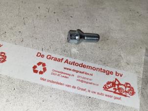 Usagé Boulon de roue Opel Vivaro 2.5 DTI 16V Prix € 3,50 Règlement à la marge proposé par de Graaf autodemontage B.V.