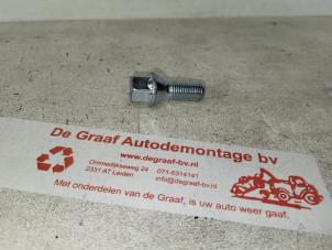 Used Wheel bolt Opel Vivaro 2.5 DTI 16V Price € 3,50 Margin scheme offered by de Graaf autodemontage B.V.