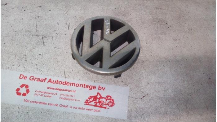 Używane Emblemat Volkswagen Passat Variant (3B5) 1.8 T 20V Cena € 10,00 Procedura marży oferowane przez de Graaf autodemontage B.V.