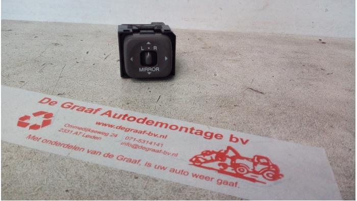 Usados Interruptor de retrovisor Lexus LS (F4) 430 4.3 32V VVT-i Precio € 30,00 Norma de margen ofrecido por de Graaf autodemontage B.V.