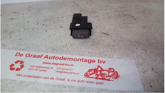 Usados Interruptor PDC Lexus LS (F4) 430 4.3 32V VVT-i Precio € 25,00 Norma de margen ofrecido por de Graaf autodemontage B.V.