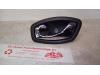 Rear door handle 4-door, left from a Renault Clio IV (5R), 2012 / 2021 0.9 Energy TCE 90 12V, Hatchback, 4-dr, Petrol, 898cc, 66kW (90pk), FWD, H4B400; H4BA4, 2012-11 / 2021-08, 5R5A; 5RAA; 5R7A; 5RKA; 5RLA; 5RMA; 5RXA 2014