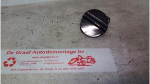Usados Cubierta anillo de remolque delante Renault Twingo II (CN) 1.2 Precio € 15,00 Norma de margen ofrecido por de Graaf autodemontage B.V.