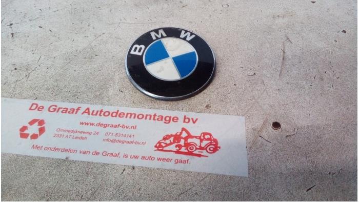 Używane Emblemat BMW 5-Serie Cena € 15,00 Procedura marży oferowane przez de Graaf autodemontage B.V.