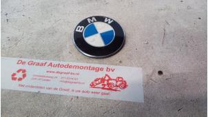 Usagé Emblème BMW 520 Prix € 15,00 Règlement à la marge proposé par de Graaf autodemontage B.V.