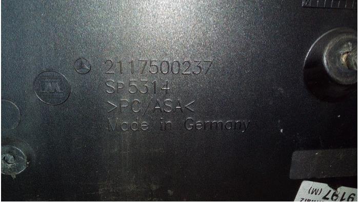 Rear registration plate holder from a Mercedes-Benz E (W211) 2.6 E-240 V6 18V 2004