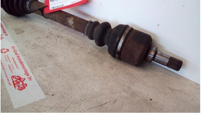 Front drive shaft, left from a Peugeot 307 CC (3B) 2.0 16V 2004