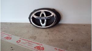 Usagé Emblème Toyota Aygo (B40) 1.0 12V VVT-i Prix € 40,00 Règlement à la marge proposé par de Graaf autodemontage B.V.