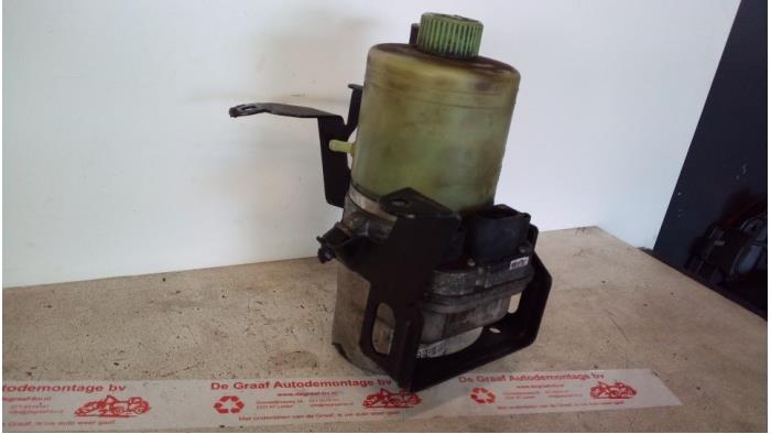 Power steering pump from a Volkswagen Polo IV (9N1/2/3) 1.2 2007