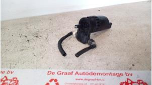 Używane Pompa spryskiwacza przód Volkswagen Caddy III (2KA,2KH,2CA,2CH) 2.0 SDI Cena € 10,00 Procedura marży oferowane przez de Graaf autodemontage B.V.