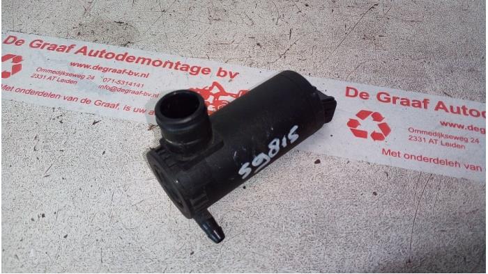 Używane Pompa spryskiwacza przód Saab 9-3 Sport Estate (YS3F) 1.9 TiD Cena € 10,00 Procedura marży oferowane przez de Graaf autodemontage B.V.