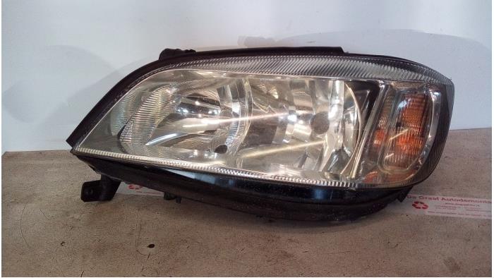 Używane Reflektor lewy Opel Zafira (F75) 2.0 16V Turbo OPC Cena € 30,00 Procedura marży oferowane przez de Graaf autodemontage B.V.