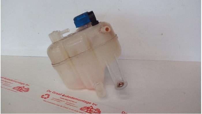 Expansion vessel from a Fiat 500 (312) 0.9 TwinAir 85 2011