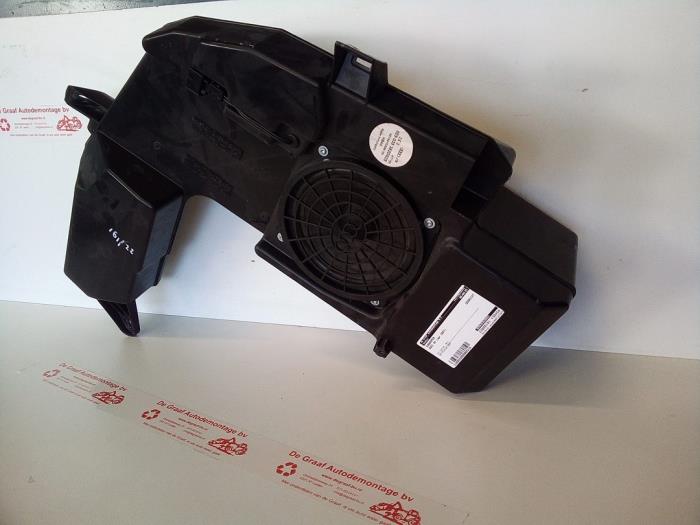 Usagé Caisson de graves Audi A4 Avant (B7) Prix € 45,00 Règlement à la marge proposé par de Graaf autodemontage B.V.