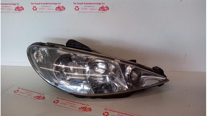 Headlight, right from a Peugeot 206 SW (2E/K) 1.4 2006